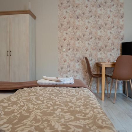 Bed and Breakfast F57 - Franko Csaladi Panzio à Balatonlelle Extérieur photo