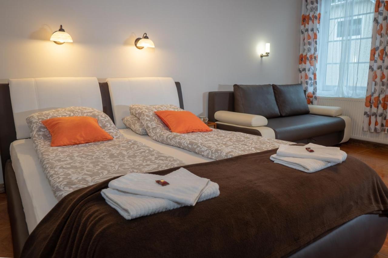 Bed and Breakfast F57 - Franko Csaladi Panzio à Balatonlelle Extérieur photo