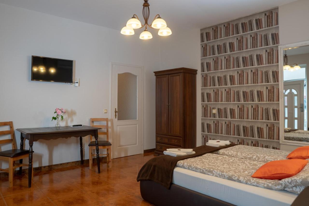 Bed and Breakfast F57 - Franko Csaladi Panzio à Balatonlelle Extérieur photo