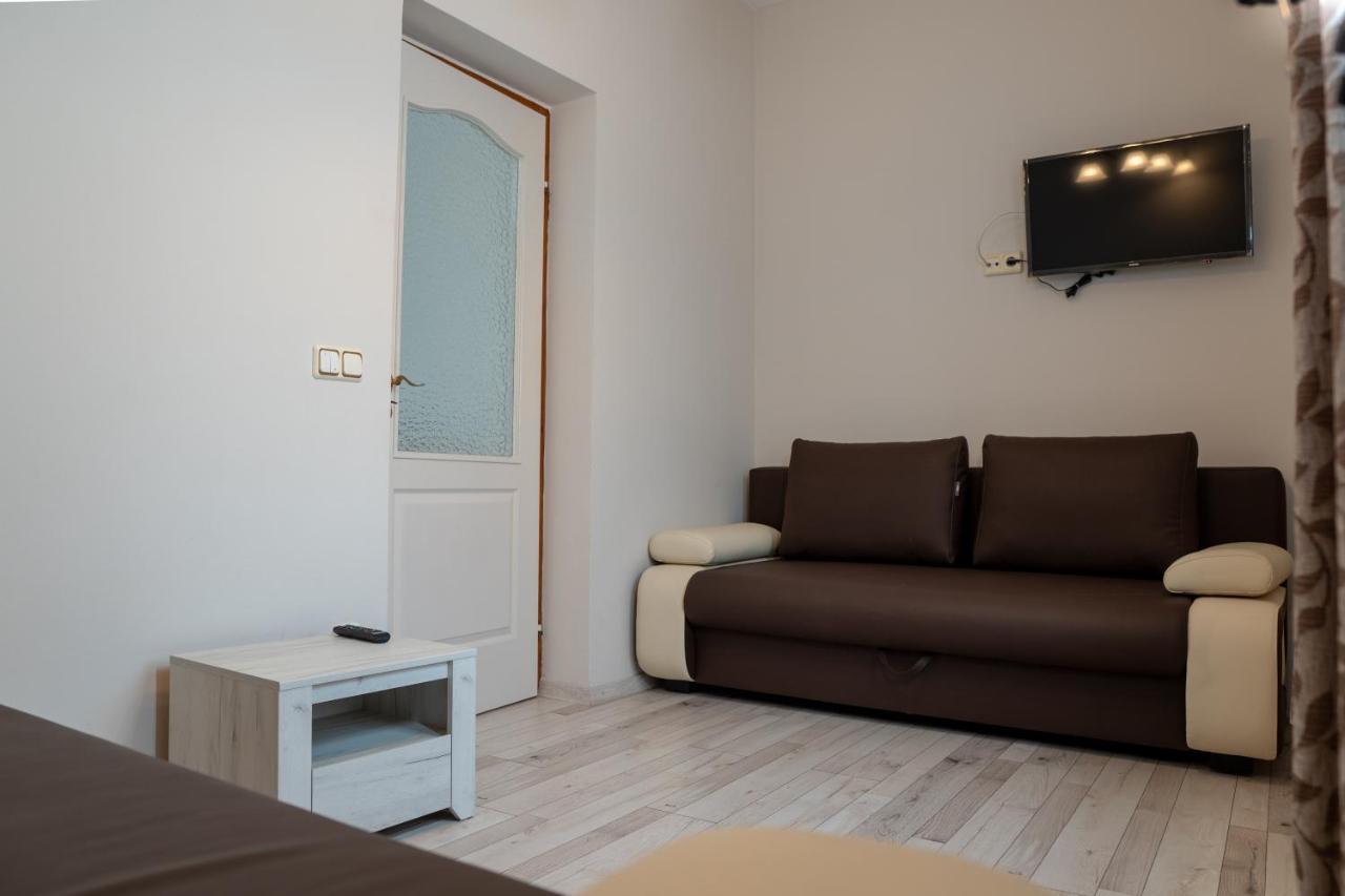 Bed and Breakfast F57 - Franko Csaladi Panzio à Balatonlelle Extérieur photo