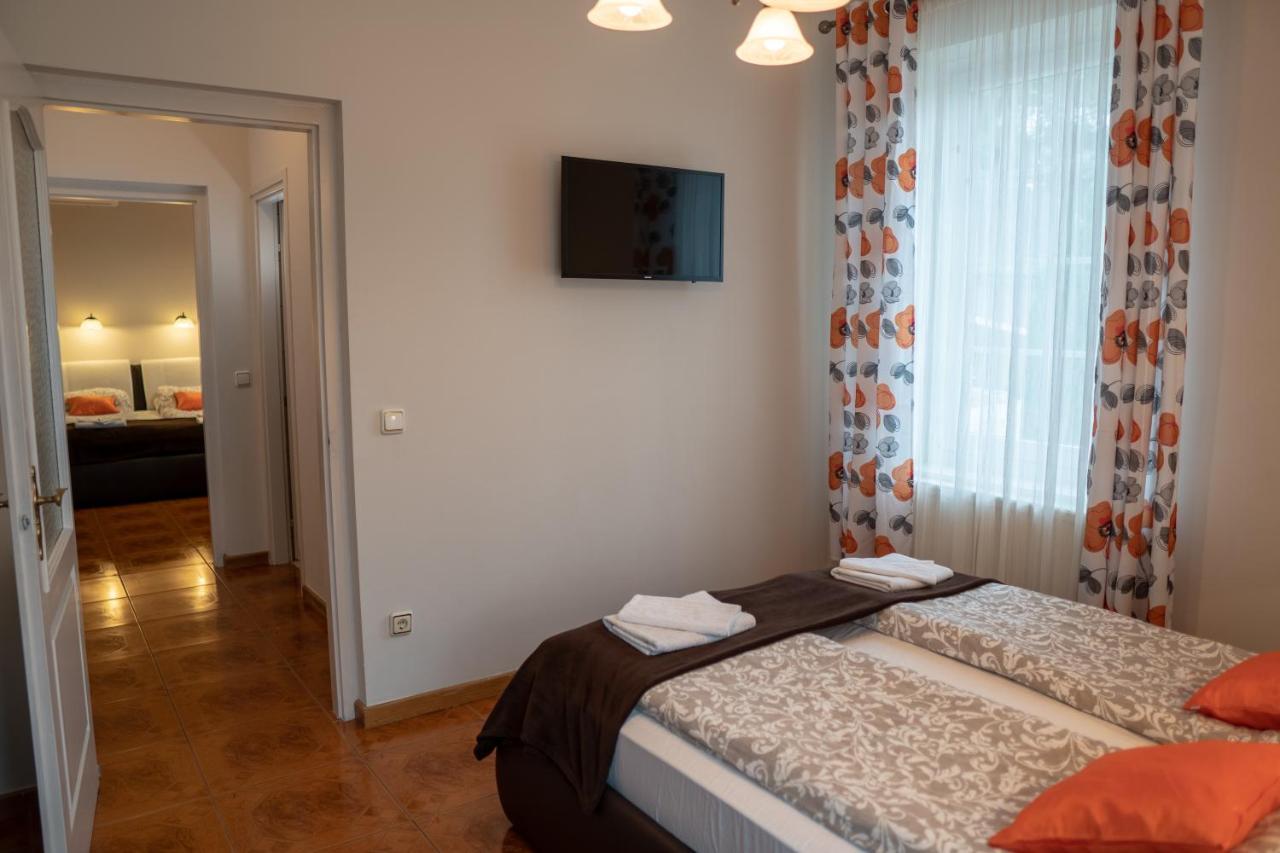 Bed and Breakfast F57 - Franko Csaladi Panzio à Balatonlelle Extérieur photo