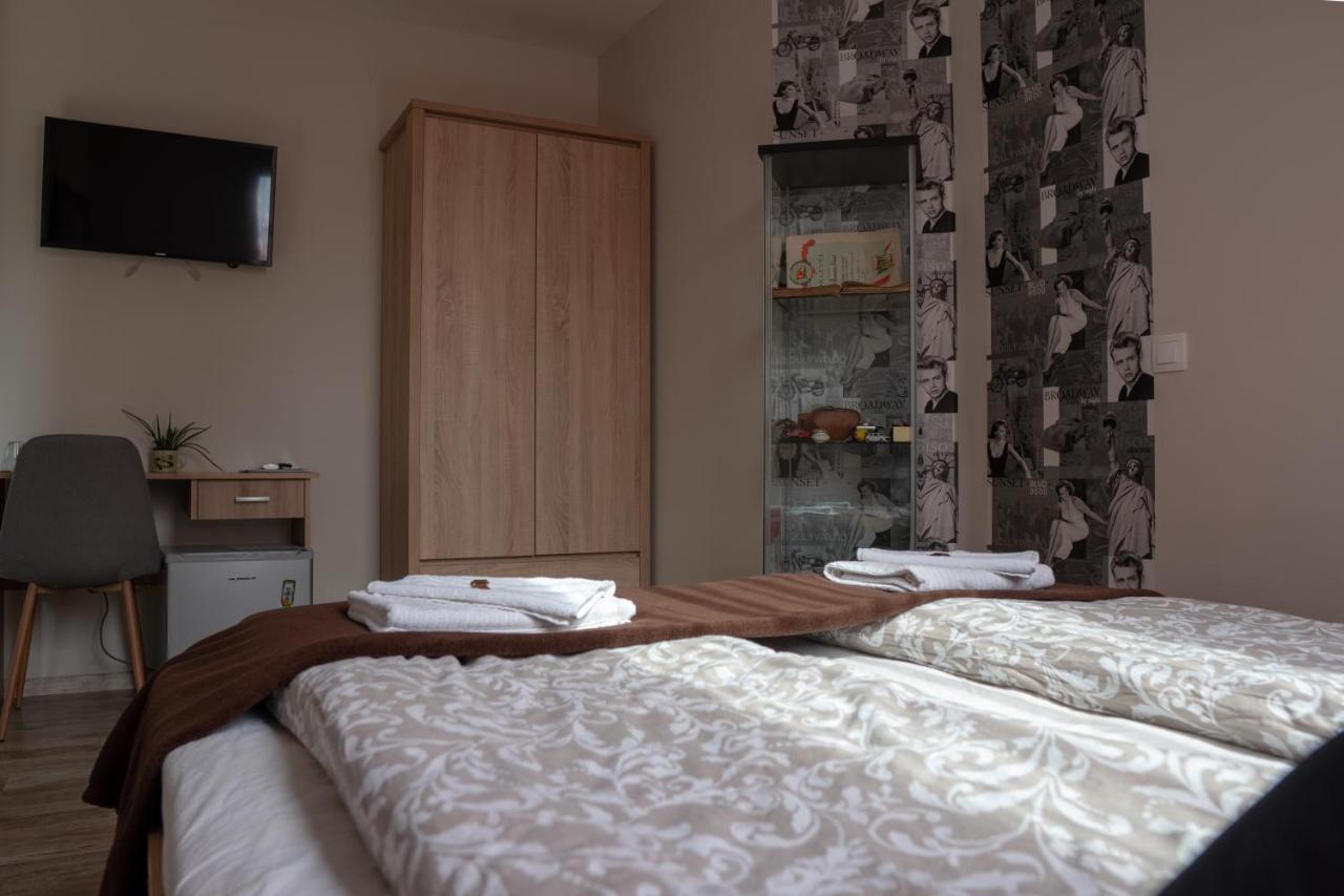 Bed and Breakfast F57 - Franko Csaladi Panzio à Balatonlelle Extérieur photo