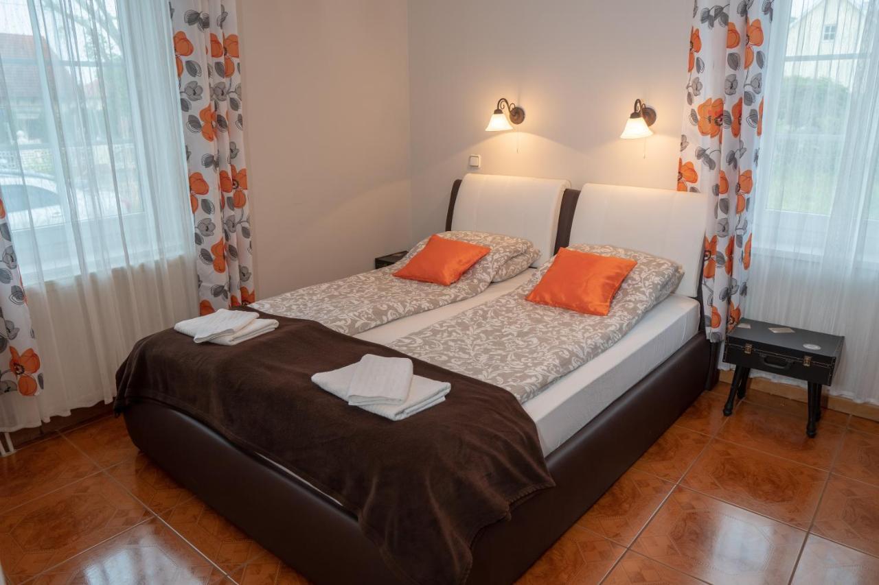 Bed and Breakfast F57 - Franko Csaladi Panzio à Balatonlelle Extérieur photo