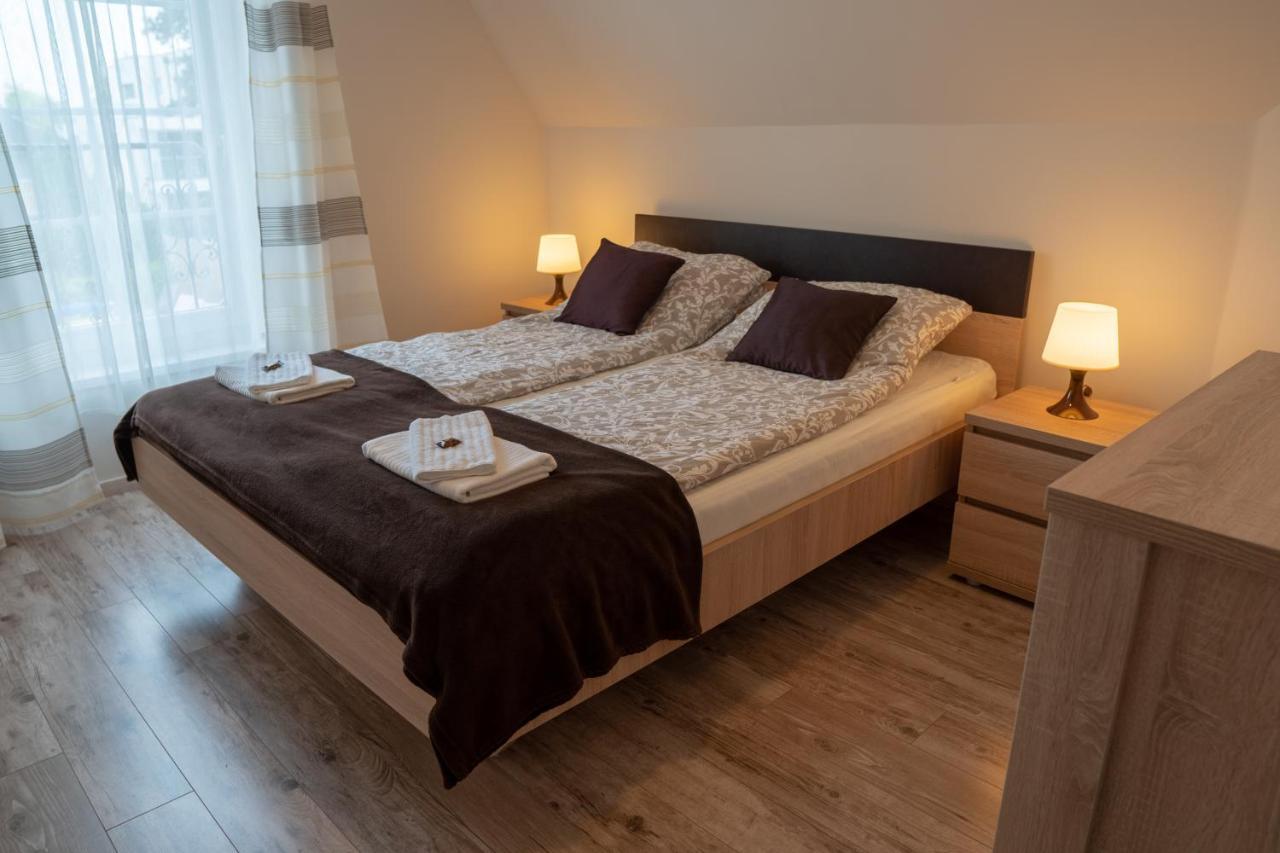 Bed and Breakfast F57 - Franko Csaladi Panzio à Balatonlelle Extérieur photo