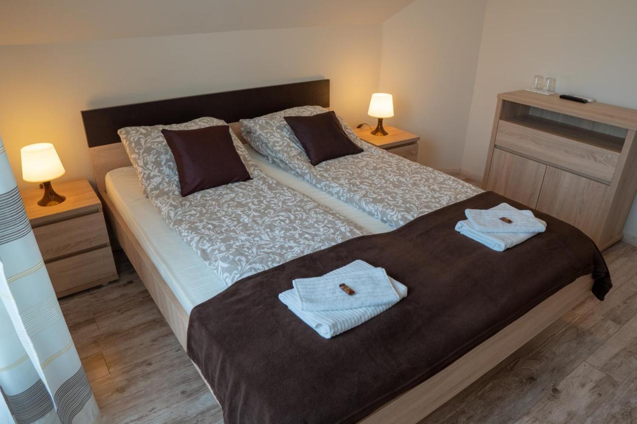 Bed and Breakfast F57 - Franko Csaladi Panzio à Balatonlelle Extérieur photo